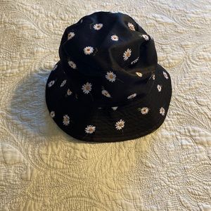 Cute Alice + Olivia black bucket hat. Clean and unworn. Standard size.